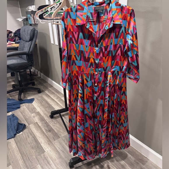Garcia geometric shaped button down midi dress
Woman’s size medium - Picture 3 of 6